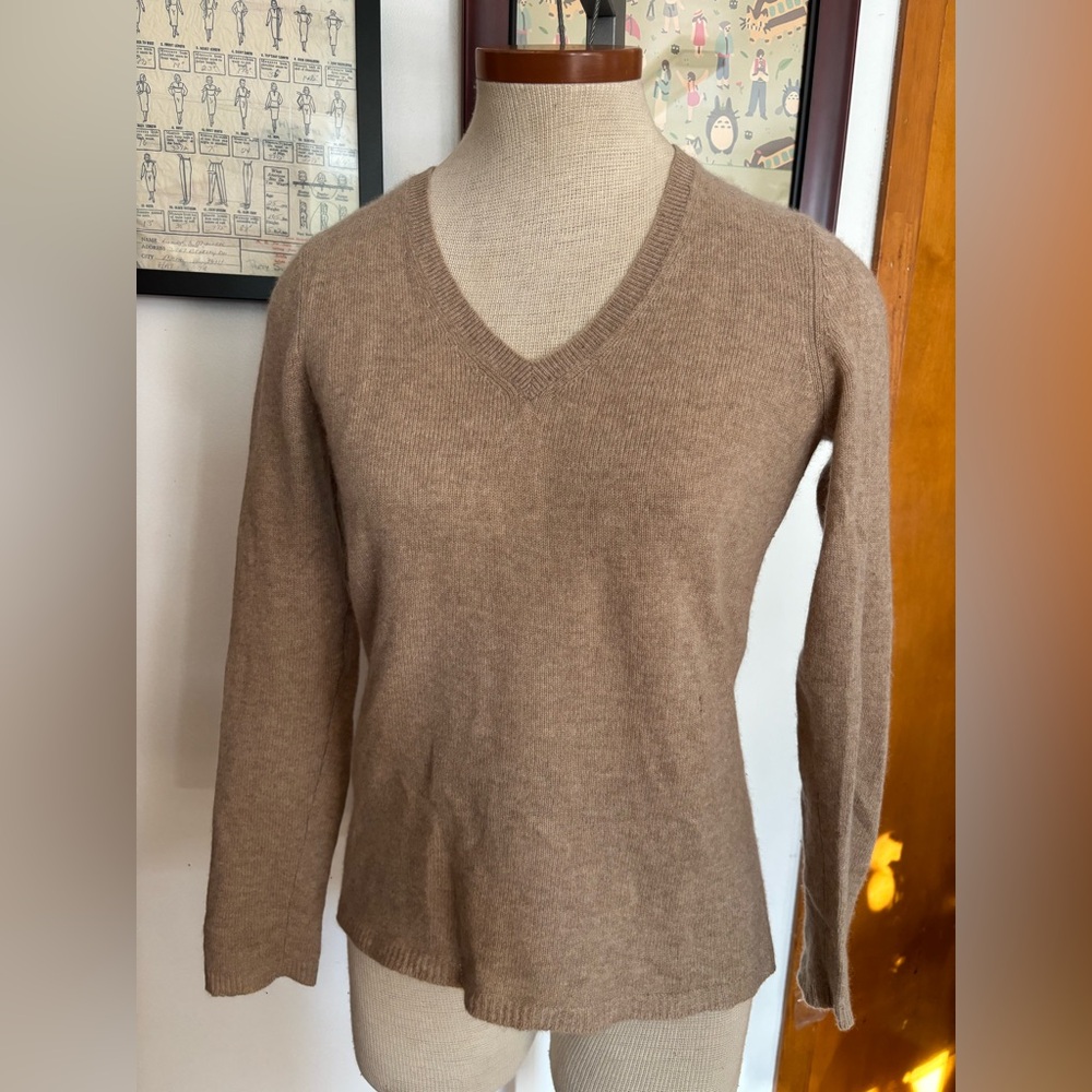ANN TAYLOR PETITE: 100% Cashmere V-neck Sweater *SZ.XSP (BEIGE)